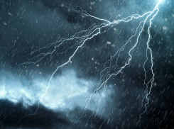 Чрезвычайно опасно: в Краснодаре ожидается гроза со снегом