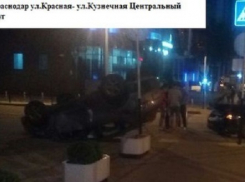 В центре Краснодара перевернулся Hyundai 
