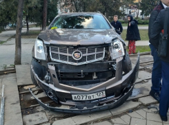  За цветами спешил: машина после ДТП вылетела на остановку в Краснодаре 