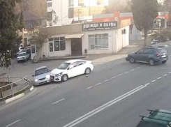 Перепутал педали или подушка сработала: сочинцы спорят о причинах «халявного леща» иномарке