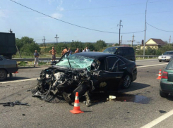 На Кубани Toyota Camry разнесло вдребезги в ДТП с КамАЗом