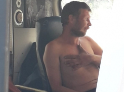 Рабочий залез на кран в Краснодаре, угрожая спрыгнуть