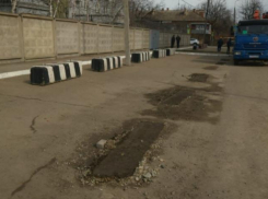 Пока не пожаловались: мэр поручил отодвинуть бетонные блоки у детского сада