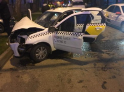 «Яндекс.Такси» протаранило авто и столб в Краснодаре, пострадали двое 
