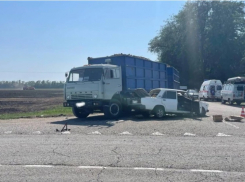 В Краснодарском крае в ДТП с КАМАЗом погибли мужчина и девушка