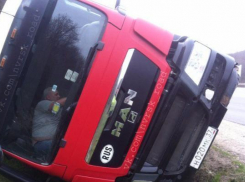 Под Новороссийском в кювет съехала фура, водителю которой стало плохо с сердцем