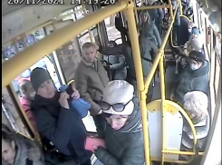 Антимасочники сняли трамвай с маршрута в Краснодаре