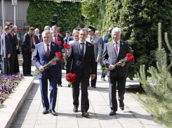 Краснодарские чиновники возложили цветы к монументам героев