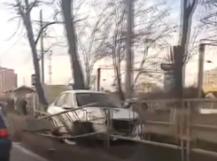 «Яндекс.Такси» влетело в столб на Ростовском шоссе в Краснодаре