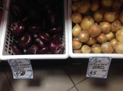 «Нам так не жить»: Туристов возмутил лук по 450 рублей в магазине Сочи