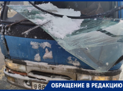 Едва не лишившийся жизни водитель обматерил упавшую на него глыбу снега в Краснодаре - видео