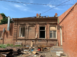 Спасать исторический дом от дождя краснодарцы не спешат