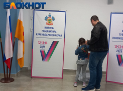 Родители с детьми и свидетельства о первом голосовании: в Краснодаре открылись избирательные участки