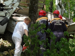 ДТП в Сочи: грузовик с людьми повис над обрывом 