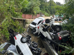 В Сочи после залпового ливня смыло авто и затопило дома: видео