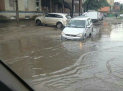  После прошедшего в Краснодаре дождя затопило улицу Новороссийскую 