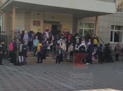 Десятки краснодарских детей не могут попасть в школу и столпились у её дверей