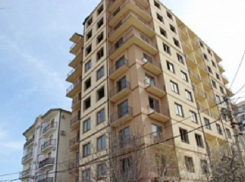 В Геленджике приступили к сносу 10-этажного самостроя