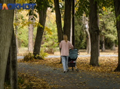 В Краснодаре школьницы на самокате влетели в коляску с годовалым малышом