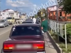 В городе Кубани свадебный кортеж наказали за «зигзаги» на дороге и высовывающихся из окон пассажиров