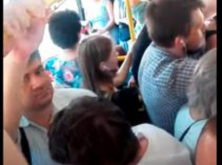 Краснодарец заснял на видео толпу людей без масок в автобусе №10