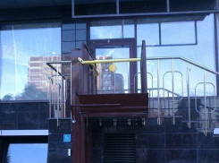  Электроподъемник для инвалидов-колясочников, установленный с выездом в перила в Краснодаре, установлен без нарушений 