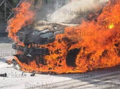 В Краснодаре на ходу вспыхнула иномарка: фото и видео 