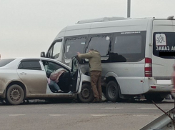 Три человека попали в больницу после ДТП с микроавтобусом в Краснодаре