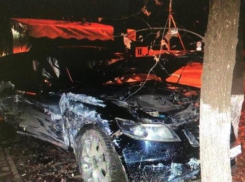 В Краснодаре водитель дорогостоящей иномарки врезался в дерево и сбежал 