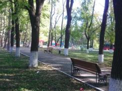 Девочка травмировала лицо, упав вместе с качелями в Краснодаре