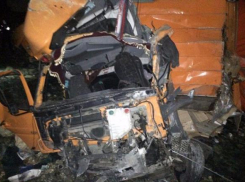 Появились фотографии с места падения грузового фургона с моста в Сочи