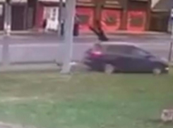 В Краснодаре семью из трех человек с ребенком сбили прямо на тротуаре