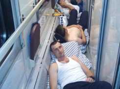 «Вот так вот МВД предоставляет места!»: стоя пришлось ехать полицейским из Сочи в поезде