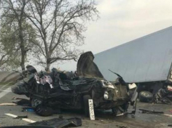 На Кубани фура «снесла» автомобили, остановившиеся перед другим ДТП