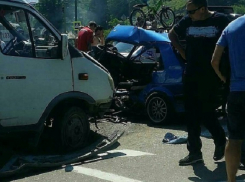 «Газель» снесла две иномарки в Туапсинском районе, происшествие попало на видео