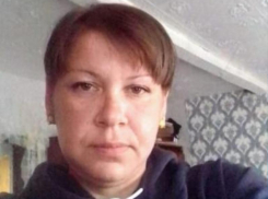 Стройную женщину с темными волосами уже месяц разыскивают в Краснодаре