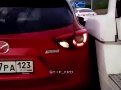 Как так ехать теперь? - «Автоледи» негодует, отчего водитель фуры не пропустил ее на трассе из Новороссийска