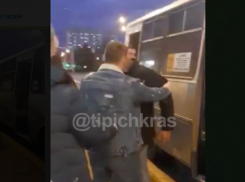 Пьяные пассажиры устроили потасовку с ножами в маршрутке Краснодара - видео