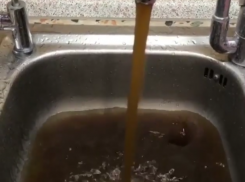  У жителей центра Краснодара из крана вместо воды потекла коричневая жижа 