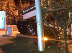«Ягуар» на полном ходу снес остановку в Краснодаре