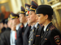 Полицейским Новороссийска не хватает света и мебели