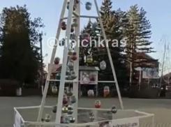 В Краснодарском крае жители не оценили новогоднюю ёлку из шурупов и досок