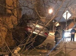 «BMW на дому»: в Краснодаре перевернувшийся «немец» разрушил кирпичный забор у частного дома