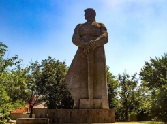 История Краснодара: фантомас, муж «Авроры» и другие народные названия монумента человека-созидателя