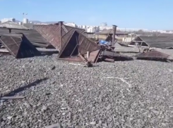  На пляже Новороссийска ураган снес здания и деревянные зонтики 