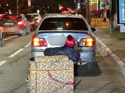 Девочка каталась на привязанном к машине кресле в центре Краснодара