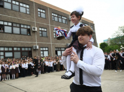 Сын мэра Краснодара пронёс первоклассницу на плече на Последнем звонке