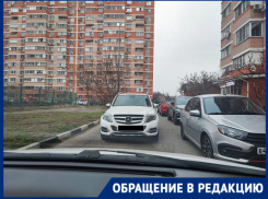 В Краснодаре жильцы домов и родители детсадовцев не могут поделить дорогу 