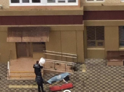 Следком: сорвавшийся с окна краснодарец оскорблял прохожих и раскидывался продуктами