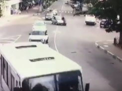  Девушка в Туапсе перепутала педали и протащила сбитых мужчину и женщину 